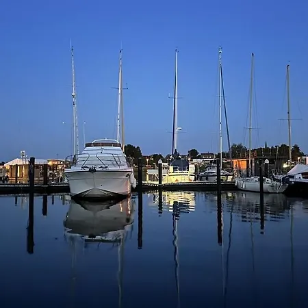 Premium Houseboat Blue Lagoon Botel *