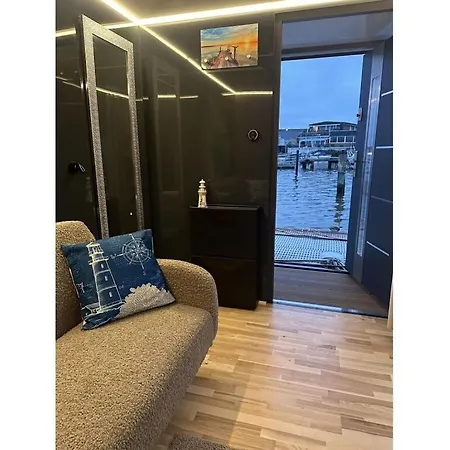 Botel Premium Houseboat Blue Lagoon