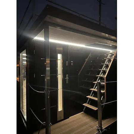 Botel Premium Houseboat Blue Lagoon