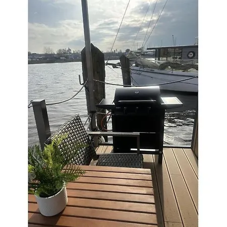 Botel Premium Houseboat Blue Lagoon